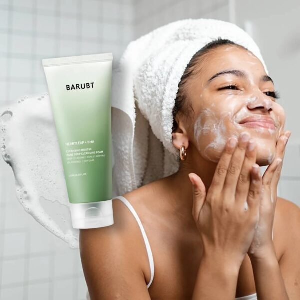Quercetin deep cleansing foam lather on skin